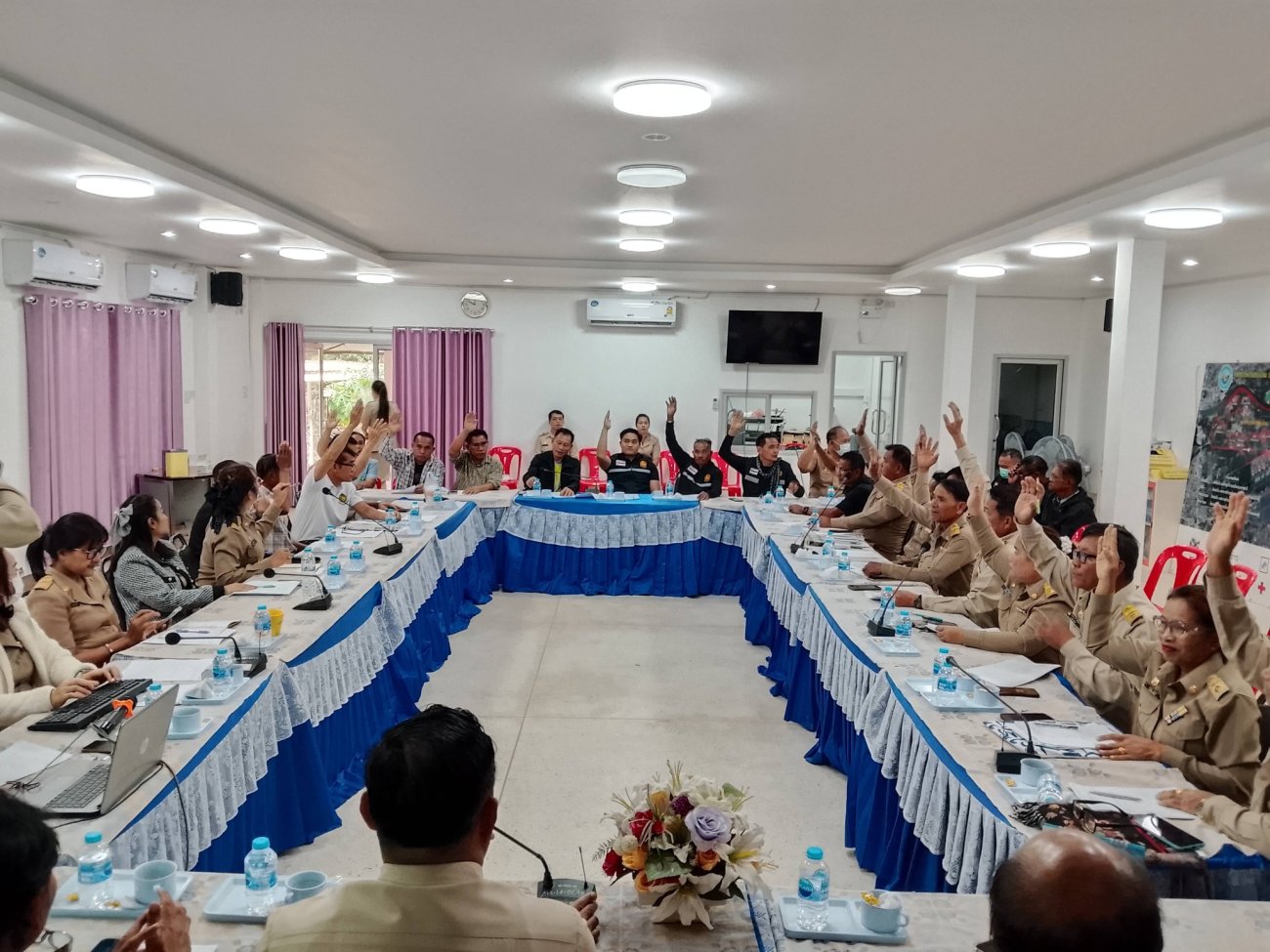 19/12569.....นายปรีชา  เงินหมื่น นายกเทศมนตรีตำบลบุ่งไหม/คณะผู้บริหาร/สมาชิกสภาเทศบาลเขตที่1-2/กำนัน-ผู้ใหญ่บ้าน ร่วมประชุมหารือเตรียมการแข่งขันกีฬาต้านยาเสพติด ตำบลบุ่งไหม ประจำปีงบประมาณ 2569