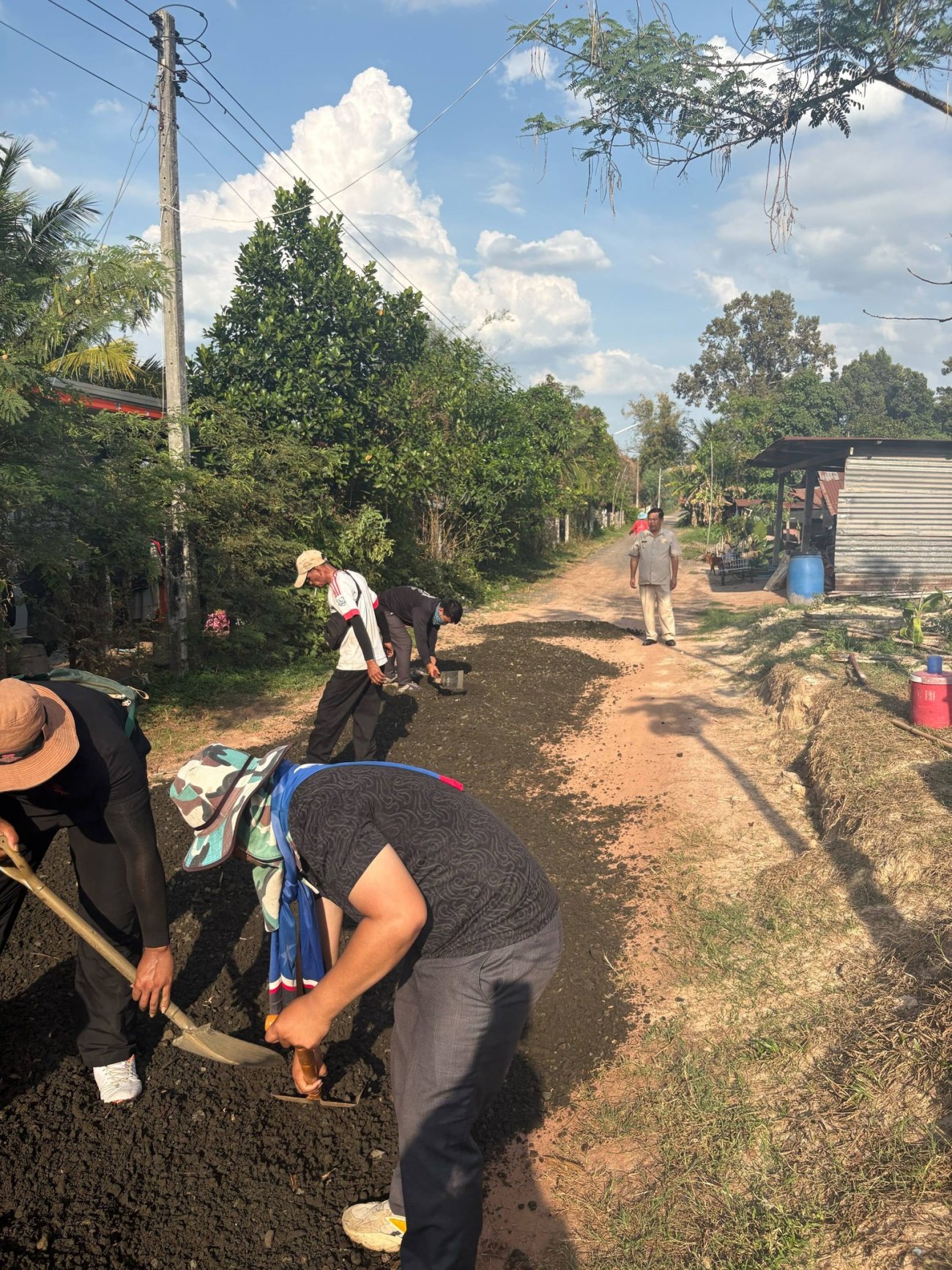 2/3/2569.....นายปรีชา เงินหมื่น นายกเทศมนตรีตำบลบุ่งไหม นำเจ้าหน้าที่กองช่าง ลงพื้นที่ ซ่อมแซม ปรับผิวถนน (ลงหินคลุก) ซอยบ้านนายสมหมาย หงษ์มณี ม.2 บ้านยาง ต.บุ่งไหม อ.วารินชำราบ จ.อุบลราชธานี..เพื่อให้ประชาชนได้ใช้สัญจร สะดวกยิ่งขึ้น