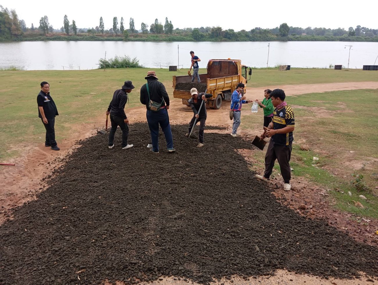 4/3/2569....นายปรีชา เงินหมื่น นายกเทศมนตรีตำบลบุ่งไหม นำเจ้าหน้าที่กองช่าง ลงพื้นที่ซ่อมแซมถนน (ลงหินคลุก) ทางลงลานกางเต้นท์ หมู่1 บ้านวังกางฮุง ตำบลบุ่งไหม อำเภอวารินชำราบ จังหวัดอุบลราชธานี..เพื่อความสะดวกในการสัญจร ของนักท่องเที่ยวที่เดินทางมากางเต้นท์ ณ.ลานกางเต้นท์ และประชาชนในพื้นที่ ใช้ประโยชน์ร่วมกัน