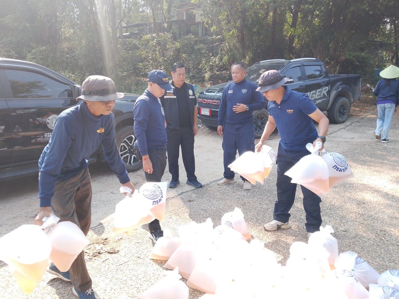 8/4/2569....นายปรีชา  เงินหมื่น นายกเทศมนตรีตำบลบุ่งไหม/คณะผู้บริหาร/ประชาชนในพื้นที่ ร่วมรับมอบพันธุ์กุ้งก้ามกาม จากกรมประมง จังหวัดอุบลราชธานี เพื่อปล่อยลงสู่แม่น้ำสาธารณะ ม.7 บ้านคำกลาง ตำบลบุ่งไหม อำเภอวารินชำราบ จังหวัดอุบลราชธานี